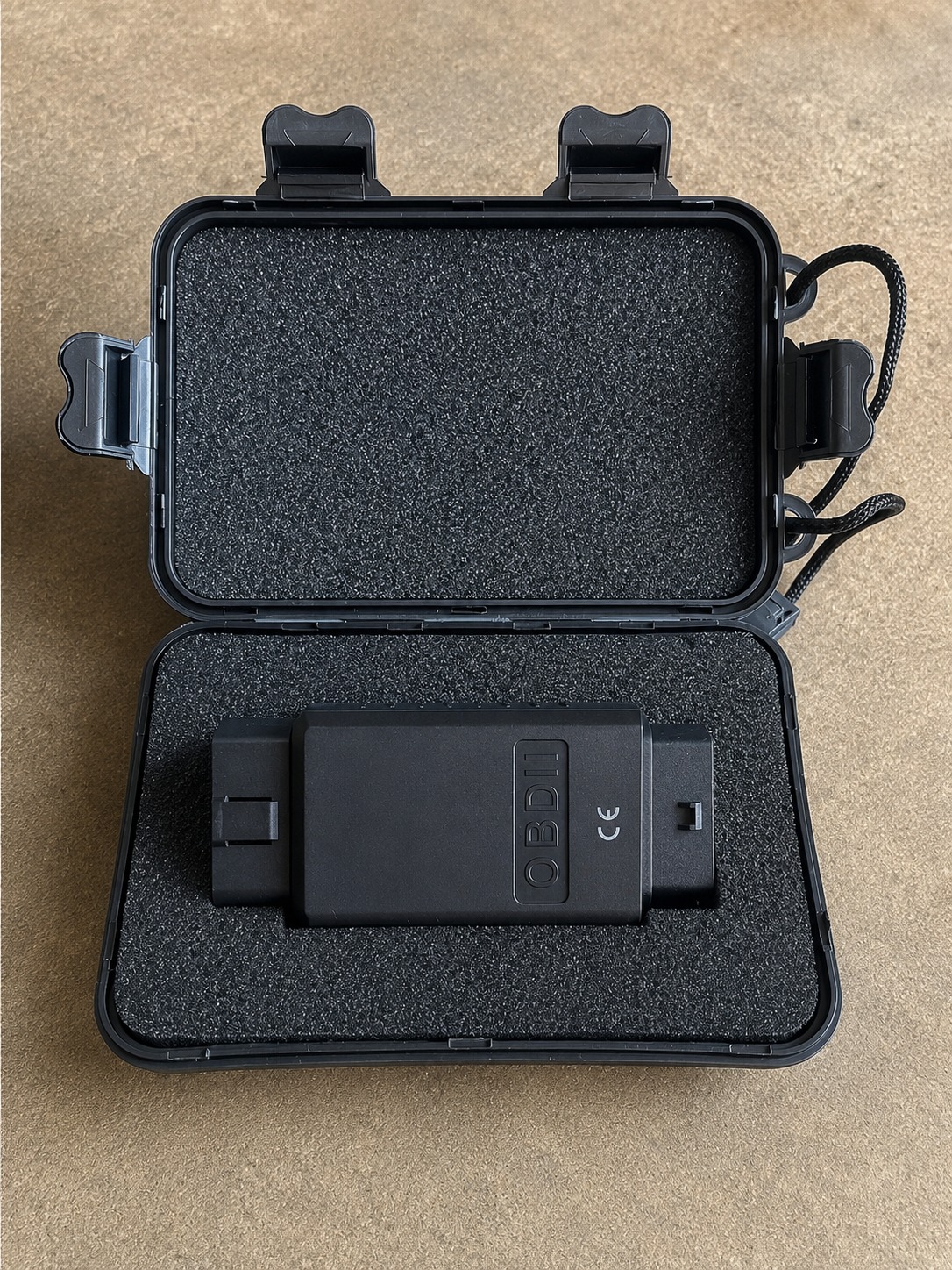 Pose du boîtier antivol OBD Lock par un technicien